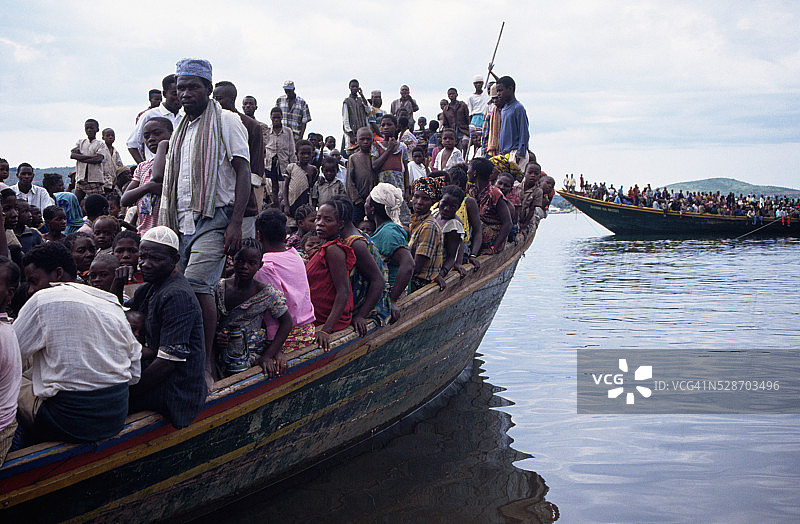 扎伊尔难民乘船抵达坦桑尼亚基戈马图片素材