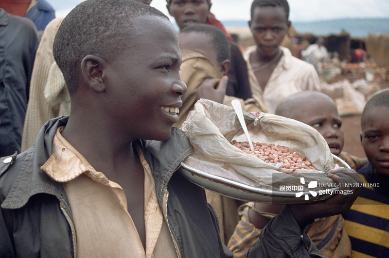 在坦桑尼亚贝纳科难民营出售坚果的卢旺达胡图族难民图片素材