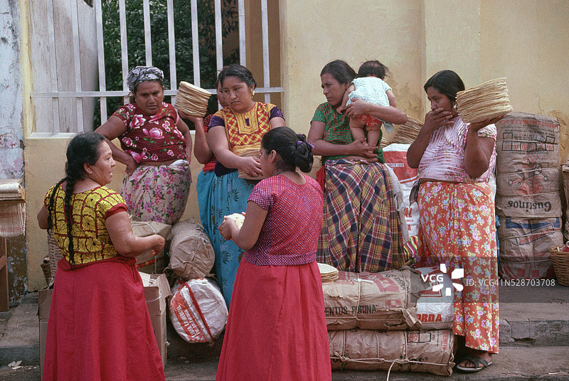 在延惠特兰市场出售玉米饼的女性图片素材