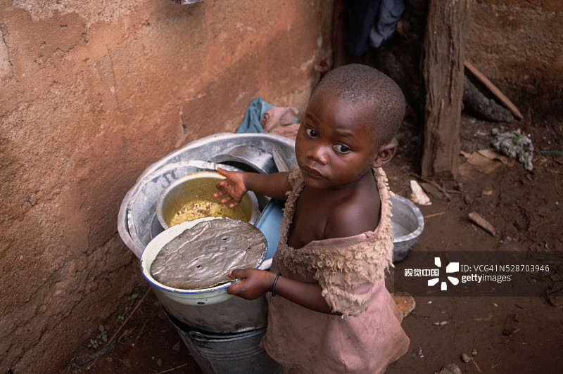 坦桑尼亚基戈马难民营里洗碗的小孩图片素材