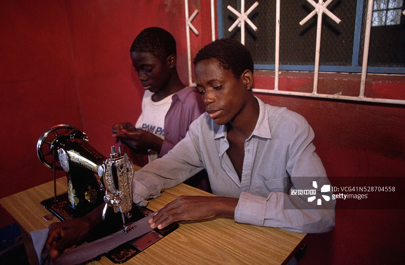 街头儿童裁缝图片素材