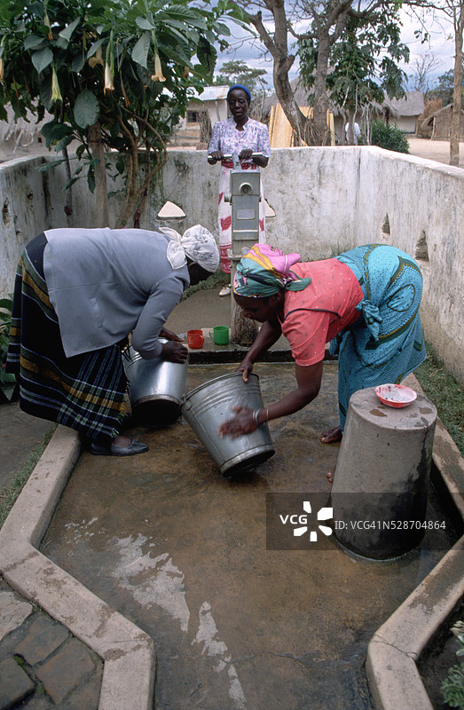 女性在取水图片素材