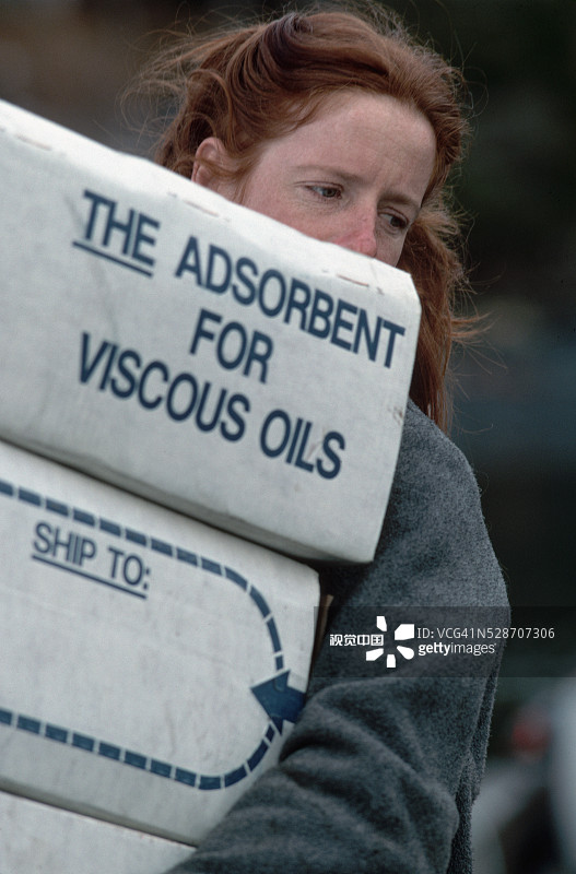 工人搬运防油材料图片素材