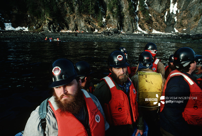 船上的工人们图片素材