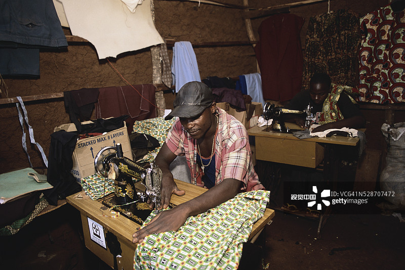 在坦桑尼亚工作的难民裁缝图片素材