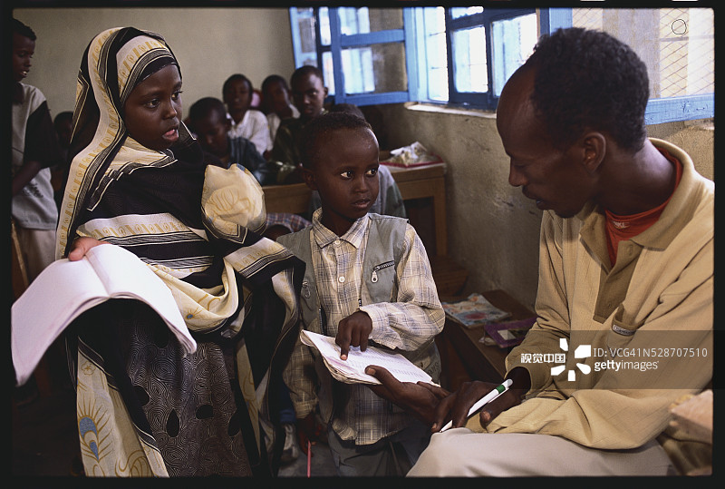 老师和孩子们在教室里图片素材