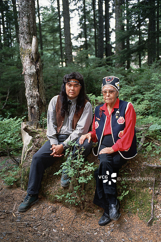 与访客在一起的年长的Eyak族妇女肖像图片素材