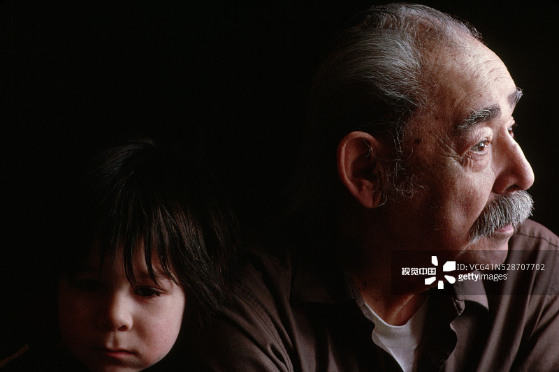 阿留申族领导人与曾孙的肖像图片素材