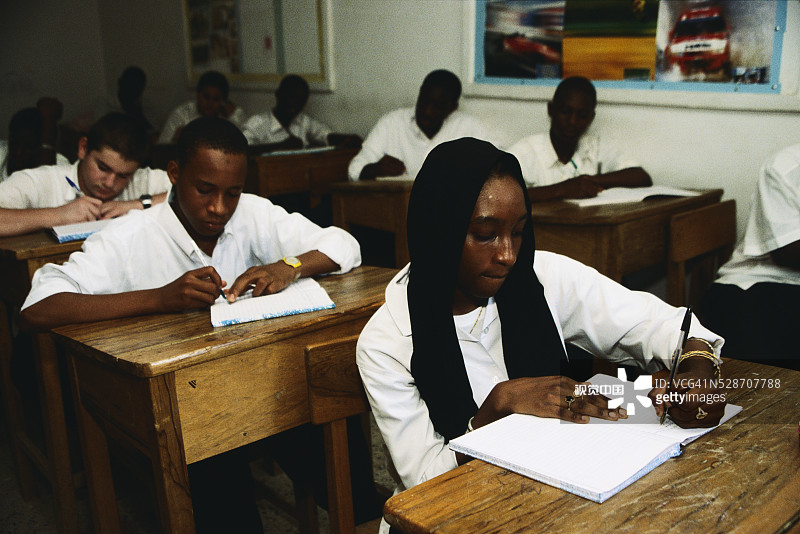 教室课桌上的学生图片素材