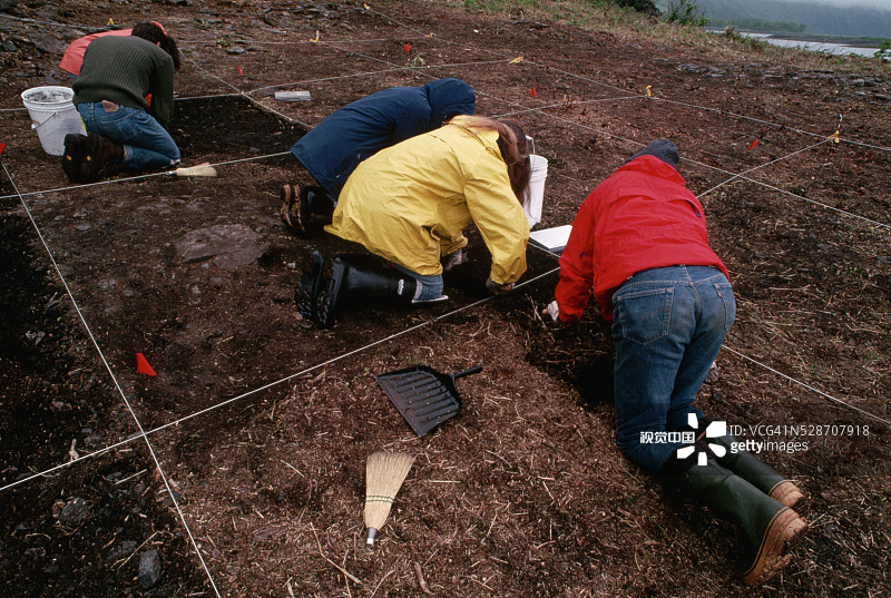 考古学家挖掘堡垒遗址图片素材