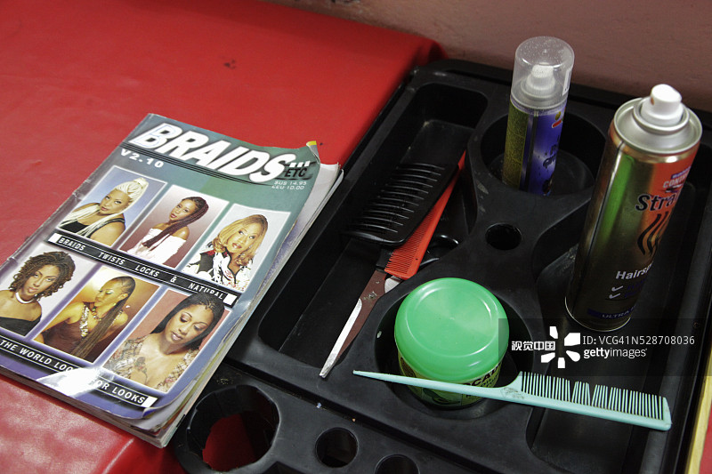 哈尔格萨美容院里的时尚杂志和工具图片素材
