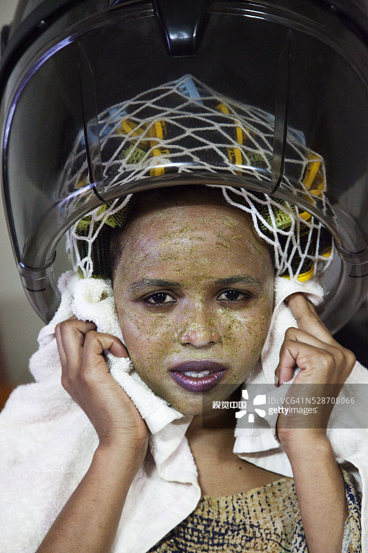 在哈尔格萨美容院戴着面膜的索马里妇女图片素材