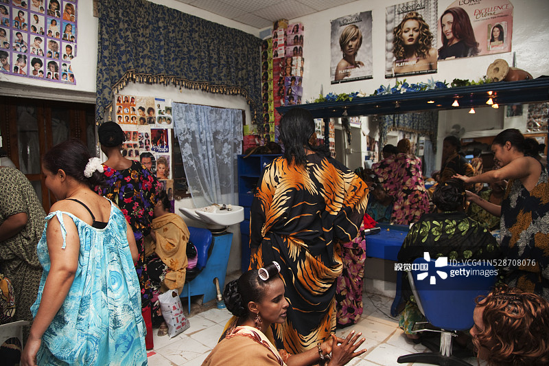 在哈尔格萨的美容院为婚礼做准备的妇女图片素材