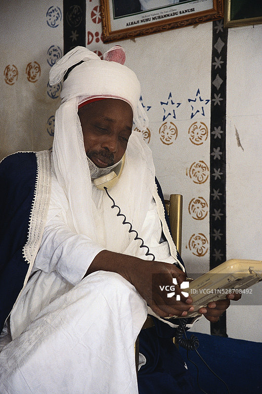 杜茨酋长正在打电话图片素材