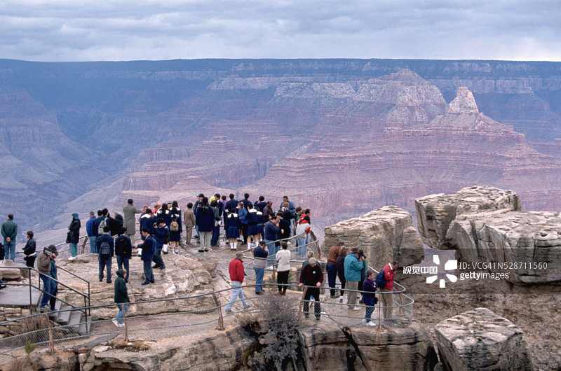 游客观赏大峡谷景观图片素材
