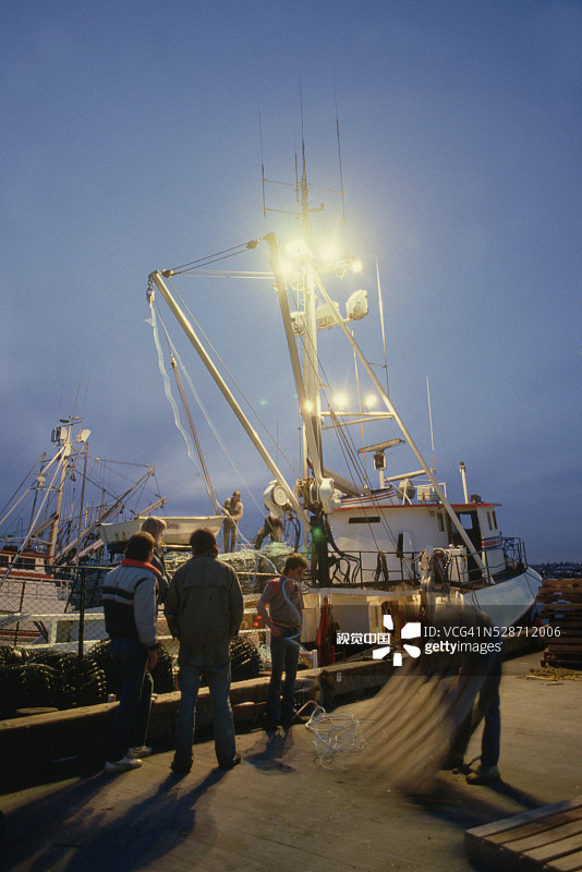 船员在渔民码头装载金枪鱼渔船图片素材