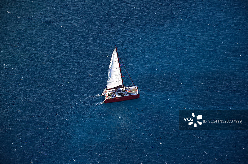 航拍双体船图片素材