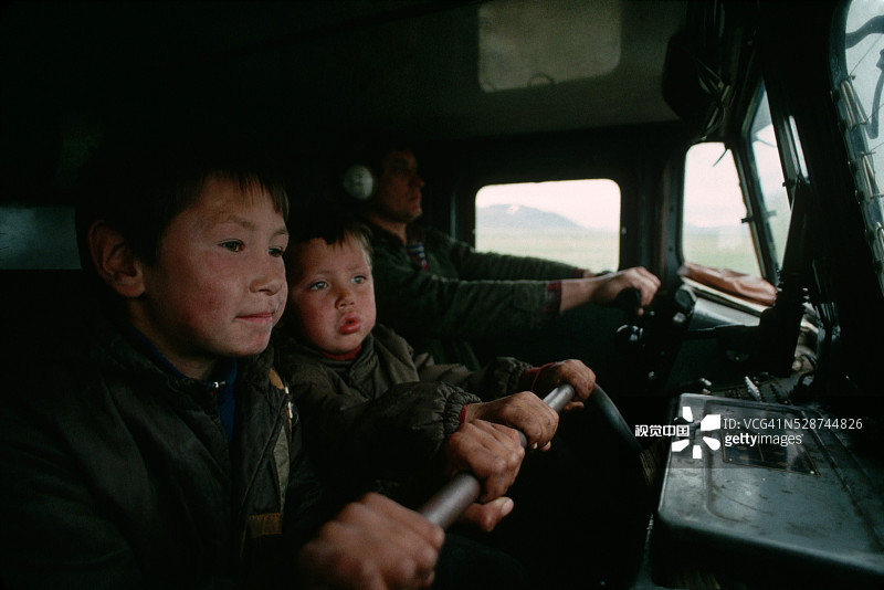 全地形车驾驶员穿越苔原图片素材