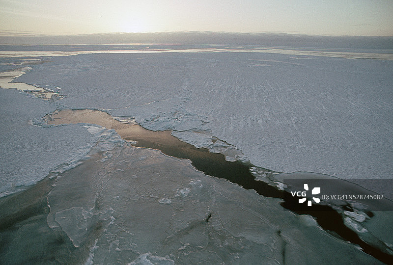 俄罗斯楚科奇半岛附近的白令海冰冷的海水图片素材