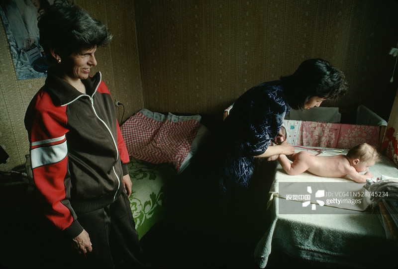 医生在锡列尼基村民家中检查新生儿图片素材