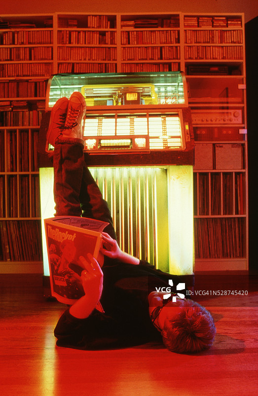 靠在点唱机上的脚图片素材