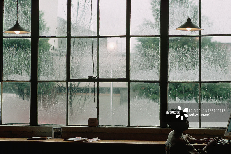 在地下酒吧咖啡馆的男孩图片素材