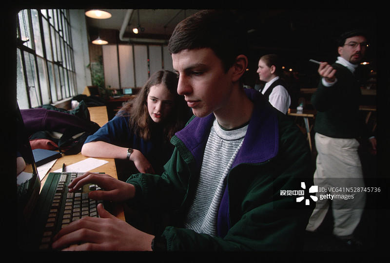 男孩在酒吧咖啡馆使用电脑图片素材