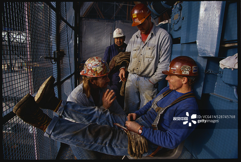 钢铁工人在电梯里休息图片素材