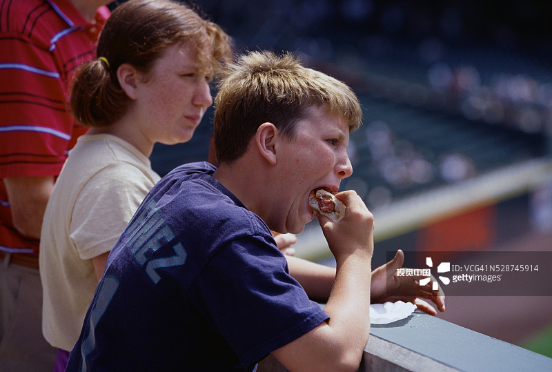 男孩吃热狗图片素材