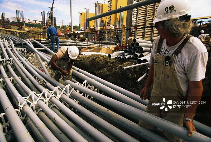 在西费科球场组装电导管的工人图片素材