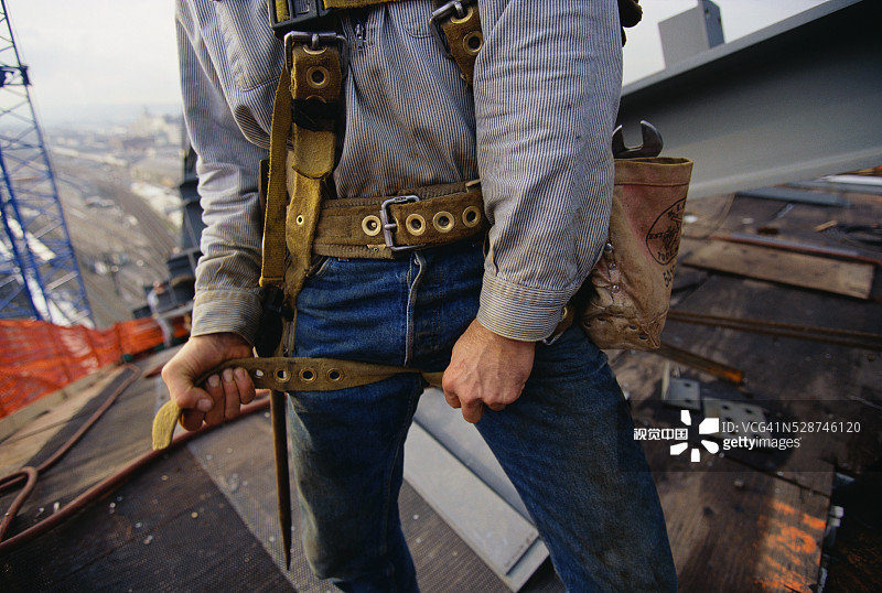 建筑工人穿戴安全带图片素材