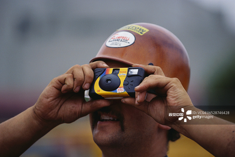 正在拍照的建筑工人图片素材