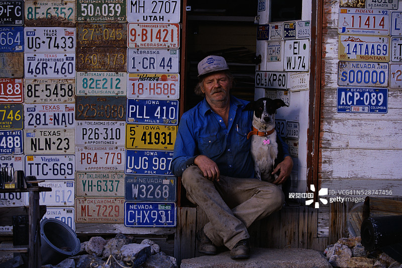 汽车修理工与车牌图片素材