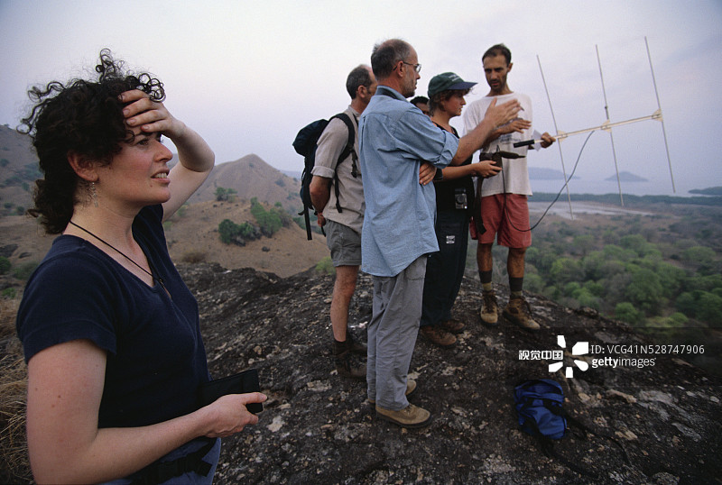 研究团队寻找科莫多巨蜥图片素材