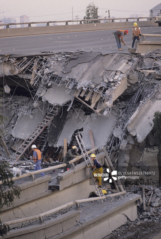 受损高速公路中的工人图片素材
