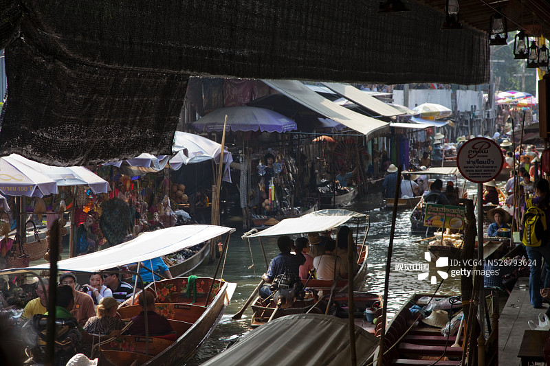 水上市场：乘船游览的游客图片素材