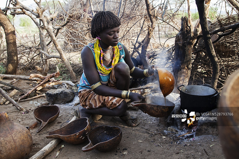 采迈族妇女在沏茶图片素材