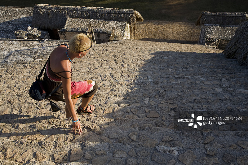 游客走下楼梯图片素材