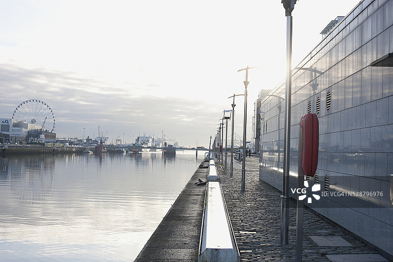 都柏林利菲河畔的约翰·罗杰森爵士码头图片素材