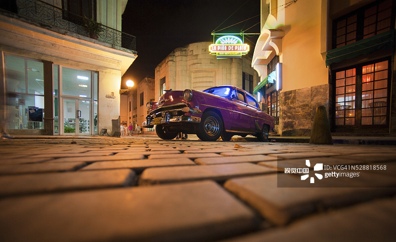 哈瓦那粉色经典汽车图片素材
