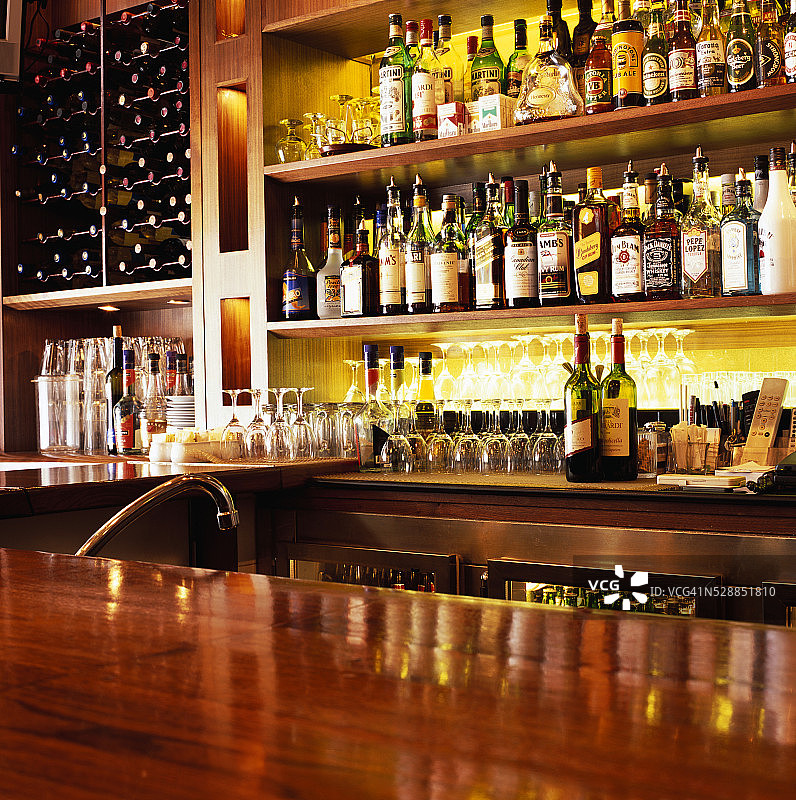 货架上的酒瓶图片素材