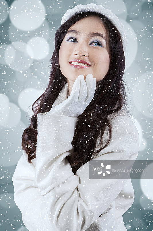 穿着冬装的可爱少女图片素材