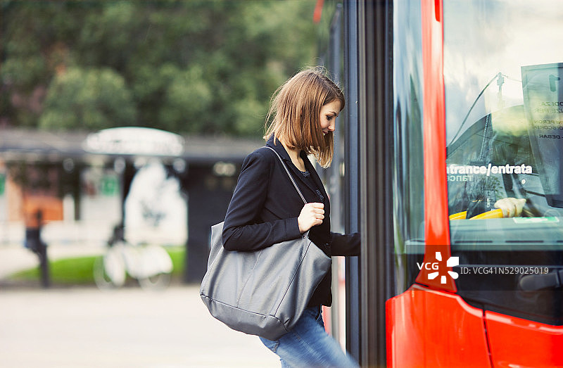 年轻旅行者登上巴士图片素材