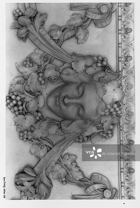 雕刻大理石壁炉装饰细节图片素材