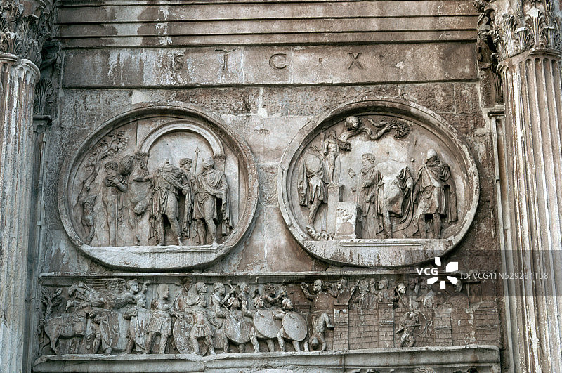 哈德良圆形浮雕：狩猎队准备出发并祭祀西尔瓦努斯图片素材