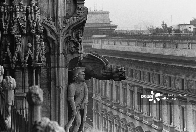 米兰主教座堂外部雕塑细节图片素材