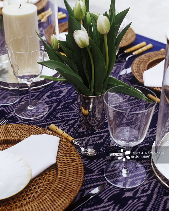 高档乡村野餐的餐桌布置图片素材