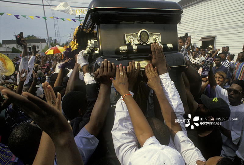 朋友们在社区里抬着棺材图片素材