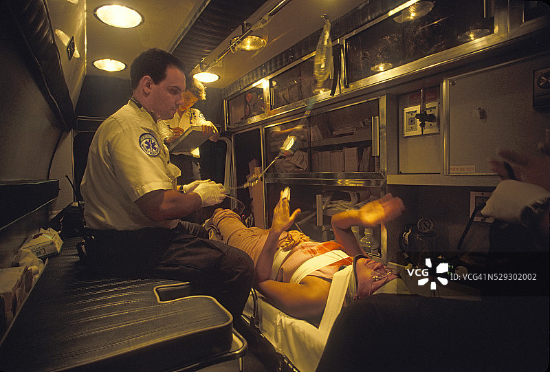 救护车内的枪击受害者图片素材
