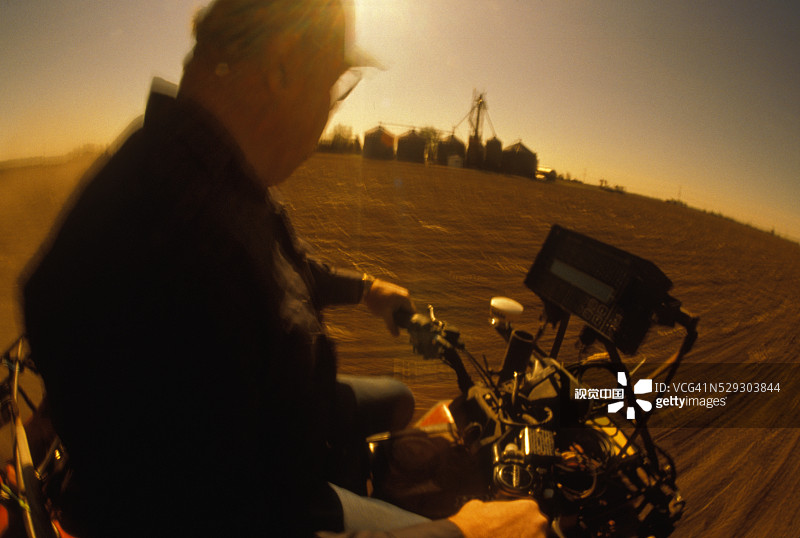 农民使用GPS图片素材